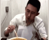 从未见过如此“优雅”的吃面方式…简直开启了新世界的大门！ - I have never seen such a 