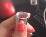 这个口红有点特别，这是用来抹的吗 - This lipstick is a bit special. Is this the use of it