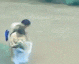 越南女孩是这样上学的....钻进大塑料袋里，过河... - Vietnamese girls go to school like this.