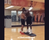 这弹跳力真给膜拜了，简直飞人 - This bouncing force is really worshiping and flying