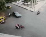 男友看到女友撞车后没事，二人相拥！这一刻 才知道我那么爱你 - Boyfriend saw his girlfriend crash after nothing, two people embraced! This moment I know I love you so much