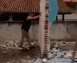 人推墙，墙压人！ - People push the wall, the wall presses people!