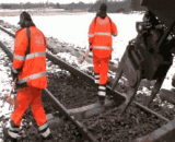 如何在不拆掉铁轨的情况下更换铁路枕木，涨姿势了！ - How to replace railroad sleepers without lifting the rails?