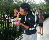 这方便面太好吃了，就是风有点儿大 - The instant noodles are so delicious that the wind is a bit big