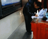 不听话的孩子都坐讲台旁边 - The disobedient children are sitting next to the platform