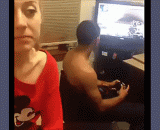 如何让正在打游戏的男朋友注意你 - How to let the boy friend who is playing the game pay attention to you