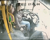 The iron pipe was stuck in the bus and frightened the driver.,铁管子插公车，吓死司机了