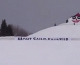 30 skiers hand in hand and turn somersault at the same time.,30名滑雪者手牵手同时翻跟头，配合得不錯