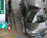 Just a few seconds! Gas station monitoring takes a breathtaking scene. Owners should be careful of [4P].,短短几秒钟！加油站监控拍下惊人一幕，车主们要小心[4P]