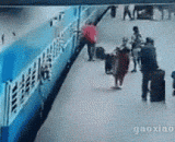 India women fall into the rail when the train is so terrible!,印度女下火车时掉入铁轨 好恐怖！