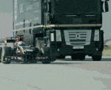 Diao fry the day! Big trucks cross the F1 racing car, refreshing the world record,屌炸天！大卡车越过F1赛车，刷新世界纪录