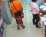 Don't play with kids. It's too dangerous,不要跟小孩子这样玩，太危险了