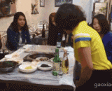 A great aunt with great skills, I have a super pour way!,一个身怀绝技的大婶，我有超级流逼的倒酒方式！