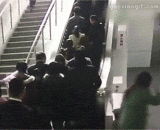The elevator suddenly turned back and everyone fell together,电梯突然倒转，人都摔一起了