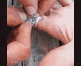 When the ring is stuck on your finger, it teaches you to take it down quickly with one thread.,戒指卡在手指上时，教你用一根线快速取下