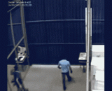 卷帘门砸人，直接毙命，太吓人了 - The shutter door smashed people and killed them directly. It was terrifying.