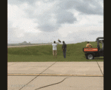 牛人驾摩托车飞越飞机 - The cattle are flying over the plane by motorcycles