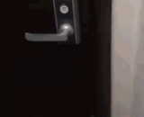 A picture shows you why the door should be locked at night.,一张图来告诉你，为什么晚上门要反锁好！