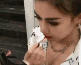 女朋友化妆的时候捣乱，你们试过吗？ - Did your girlfriend make trouble when they put on makeup?