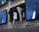 国外一家电器商场的恶作剧，你们这么玩不怕挨揍吗？ ​​​​ - A prank in an electrical appliance store abroad, are you afraid of being beaten? ​ ​ ​ ​