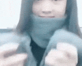 冬天里戴围巾的正确方式，很重要，希望女生可以好好学习 - The right way to wear scarves is very important in winter. I hope girls can learn well.