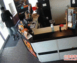 光天化日下的抢劫！服务员还在问有什么可以帮忙的，然后就吃了一拳 - Robbery in a daylight day! The waiter was still asking if there was anything he could do to help.