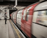 Where is the direction of the train?,仔细看火车的方向是往哪开的？