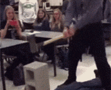 据说这是一名物理老师，给同学们讲解胸口碎大石的原理.... - It is said that this is a physics teacher, explaining to the students the principle of broken big stones in the chest.