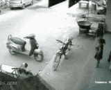 调皮的小女孩误开摩托车瞬间，父母可要长点心了 - When the mischievous girl misfires the motorcycle, her parents have to have dessert.