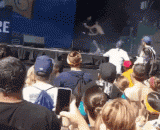 The audience is not so enthusiastic as you think... Embarrassment.,观众没有你想的那么热情....一身的尴尬