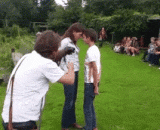 在驯鹰师的引导下，鹰飞过了两人间窄小的空间 - Under the guidance of the hawk hawk, the eagle flew through the narrow space of the two worlds.