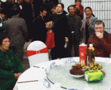 这老头老爱吹嘘他是什么大导演，我都懒得理他 - The old man always boasted about what director he was, and I was too lazy to talk to him.