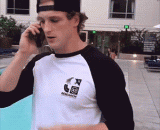 游泳池旁打电话谨防损友 - Call by the pool to beware of the loss of friends