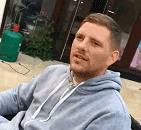 对方不想跟你说话并向你扔了个UFO - The other person doesn't want to talk to you and throw a UFO to you