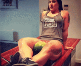 猛女大腿夹西瓜！！这力量，你想被夹一下吗 - A watermelon with a strong female thigh! This force, do you want to be pinch