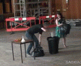 When liquid nitrogen is mixed with 1500 ping-pong balls, it is spectacular!,当液氮和1500个乒乓球混合，好壮观！