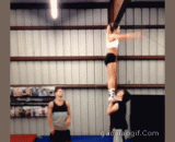 妹子后空翻失败，旁边那哥们手势很到位 - Sister somersault failed, and the next buddy gestures very well.