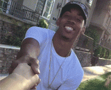 有女朋友牵手逛街真好 - It's good to have a girlfriend to go shopping