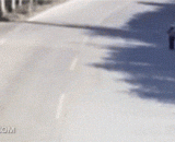 大货车小心翼翼的一个都没落下，全撞上了。 - One of the big trucks was careful, and all of them crashed.