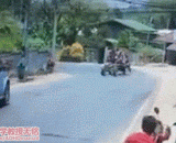 泰国拖拉机翻车，甩一地的人 - A Thailand tractor dumped