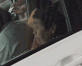 路上偶遇一位奶奶，她似乎有些无聊 - I met a grandmother on the way, and she seemed to be bored.