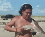 大叔展示了小鲨鱼的咬合力 - The uncle showed the bite force of a small shark