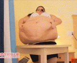 孕妇都没她肚子大 - Pregnant women don't have a big belly.
