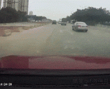 看了几遍也没看出来电动车到底哪来的 - After seeing it several times, I didn't see where it came from.