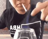 给大家演示一下我是怎么用手点烟的 - Show you how I use my hand to smoke