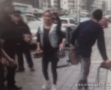 已经被亮瞎眼，男子阻碍执法强吻城管 还吻了2次！ - The man has been blinded by the law, and the man has obstructing the law enforcement and kissed the city management and kissed 2 times.