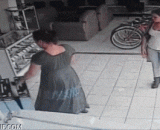 The thieves stole the flat TV, that's a good move.,女贼偷平板电视，这动作很利索啊！