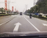 Driving around without looking around,开车转弯不看四周的下场