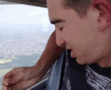 一哥们在小飞机上太无聊，就打开了窗户 - A guy was bored on a small plane and opened the window.