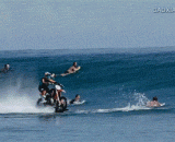 The motorbike surfing, it's pretty cool.,开摩托车冲浪，简直帅爆了
